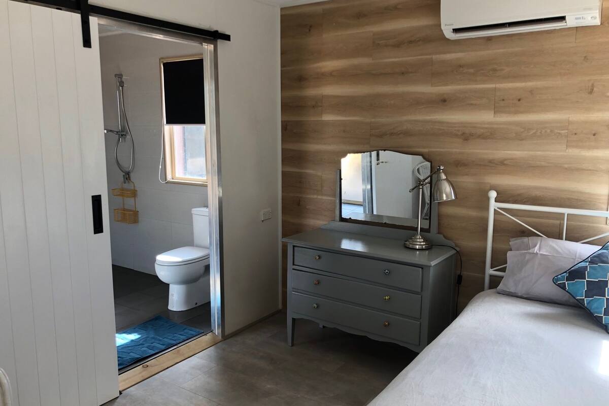 Family Chalet, 2 Bedrooms, Accessible, River View | Rollaway beds, bed sheets