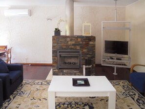 Télévision, cheminée, livres
