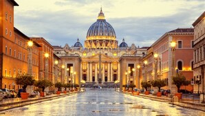 Ein prächtiges Gebäude mit einer großen Kuppel und Säulen, vermutlich eine historische oder religiöse Stätte, mit einer breiten Straße davor.