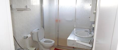 Un bagno con WC, bidet e cabina doccia.