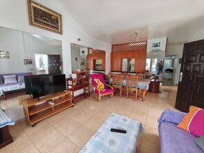 2 makuuhuonetta, työpöytä, silitysrauta/-lauta, ilmainen Wi-Fi