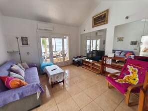 Televisio, kirjoja, stereot, työhuone