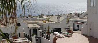 Romslig leilighet med utsikt over sjøen og bassenget 2 soverom, wifi