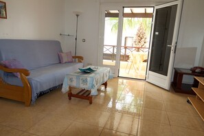 Tv, bøger, stereoanlæg, kontorer