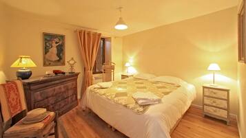 3 bedrooms, in-room safe, desk, iron/ironing board