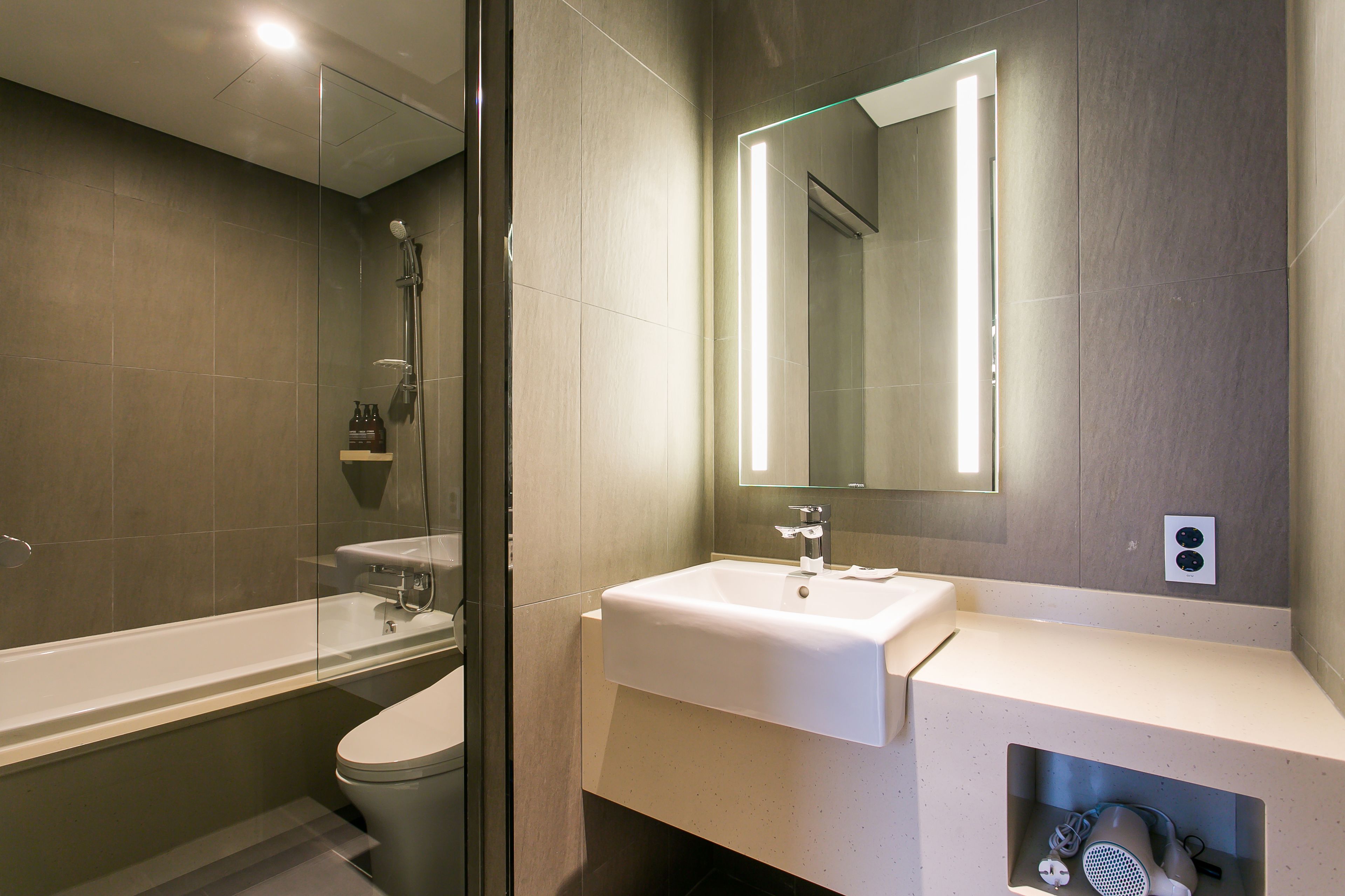 premium double room | bathroom | free toiletries, hair dryer, bathrobes, slippers