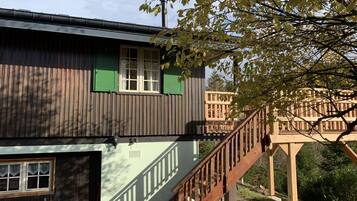 Ein Holzgebäude mit Treppe und Balkon.