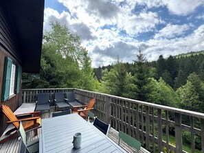 Outdoor dining - Dream cottage in the heart of nature: forest, river, cabin atmosphere & wood stove (Xonrupt-Longemer)