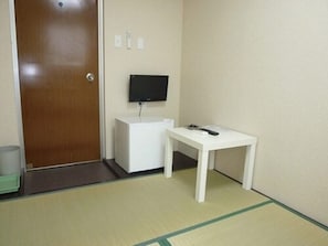 In-room safe, blackout drapes, free WiFi, bed sheets - Hotel Lucky (Osaka)