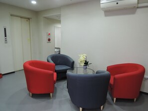 Lobby sitting area - Hotel Lucky (Osaka)