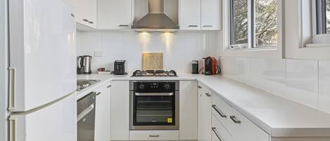 Apartamento, 2 habitaciones | Cocina privada | Frigorífico grande, microondas, horno y placa de cocina