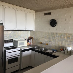 公寓, 1 间卧室 (1 Queen Bed, 1 Tri-Bunk, 1 Murphy Bed) | 私人厨房 | 大冰箱、微波炉、烤箱、炉灶