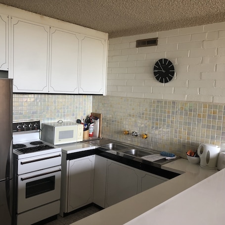 公寓, 1 间卧室 (1 Queen Bed, 1 Tri-Bunk, 1 Murphy Bed) | 私人厨房 | 大冰箱、微波炉、烤箱、炉灶