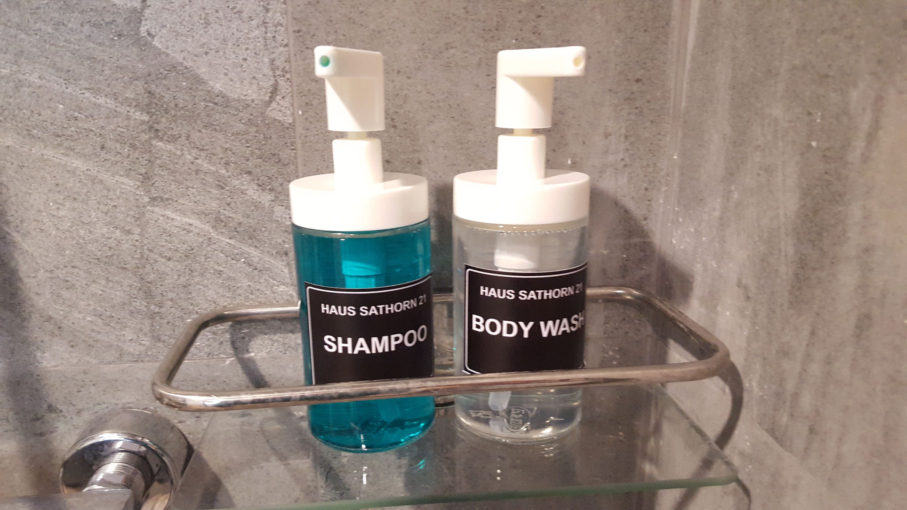 superior with balcony and en suite (with breakfast) | bathroom | shower, free toiletries, hair dryer, towels