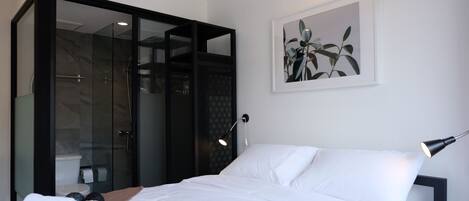 Superior with Balcony and En Suite (with breakfast) | Premium bedding, desk, blackout drapes, free WiFi