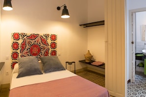 5 Schlafzimmer, Schreibtisch, Bügeleisen/Bügelbrett, Reisekinderbett