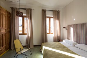 5 chambres, bureau, fer et planche à repasser, lit parapluie