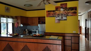 Refrigerador, microondas, parrilla de estufa y cafetera y tetera