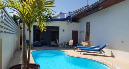 Studio de charme piscine terrasse privée dans residence de luxe golf plage mer