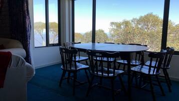 Apartment, 3 Bedrooms | In-room dining