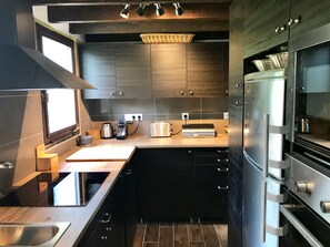 Kylskåp, mikrovågsugn, ugn och spishäll