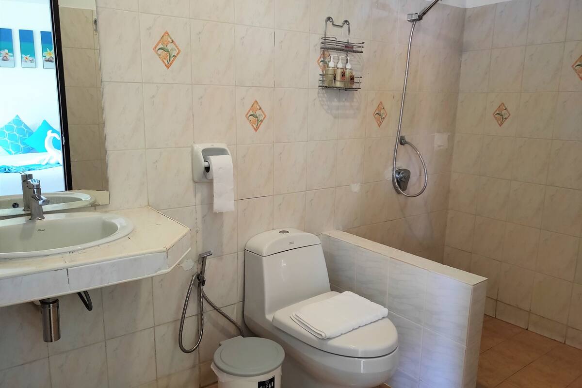 deluxe beach front bungalow | bathroom | shower, free toiletries, bidet, towels