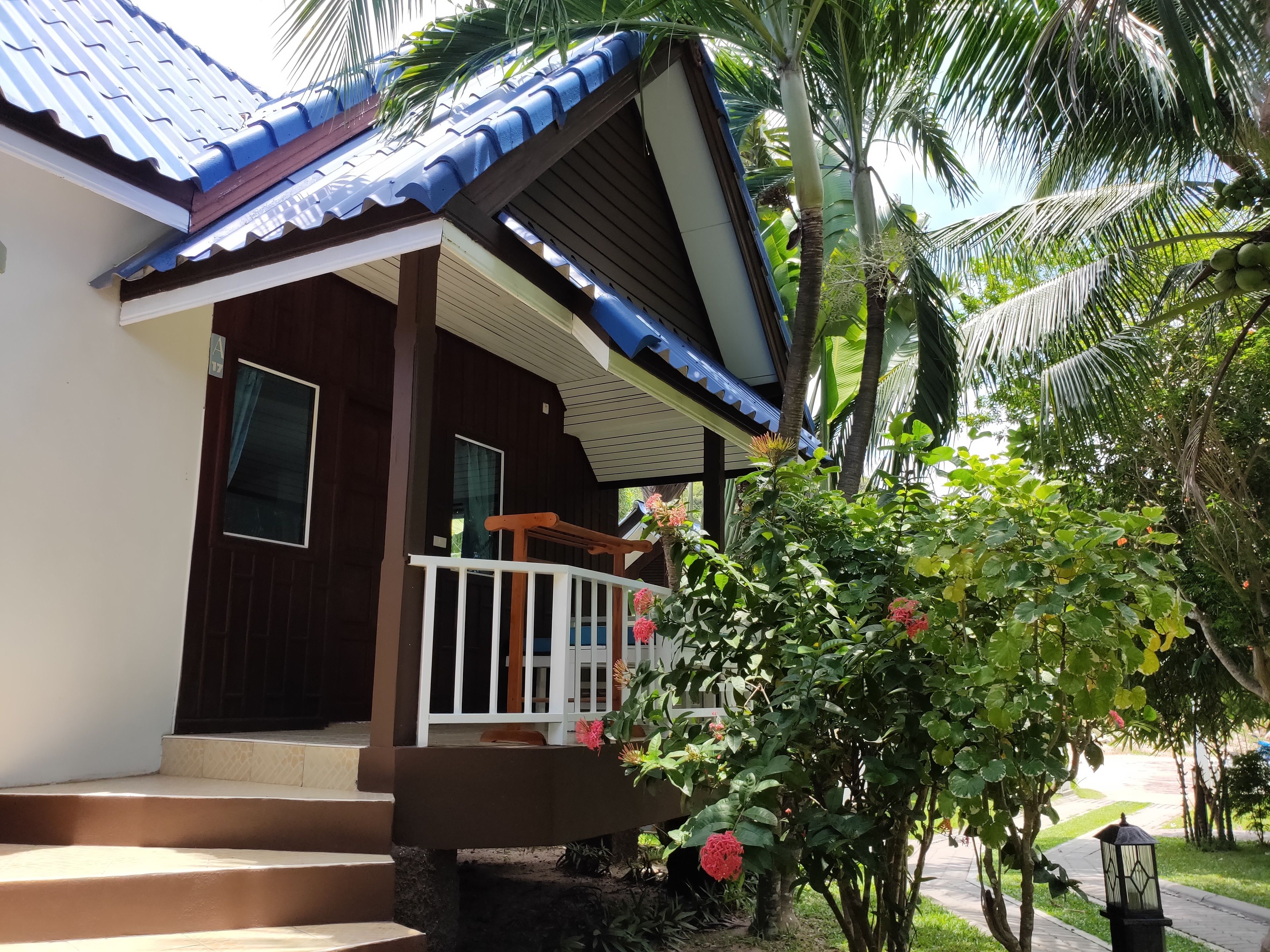 bungalow family | in-room safe, desk, free wifi, bed sheets