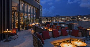 3 restaurantes, se sirve desayuno 