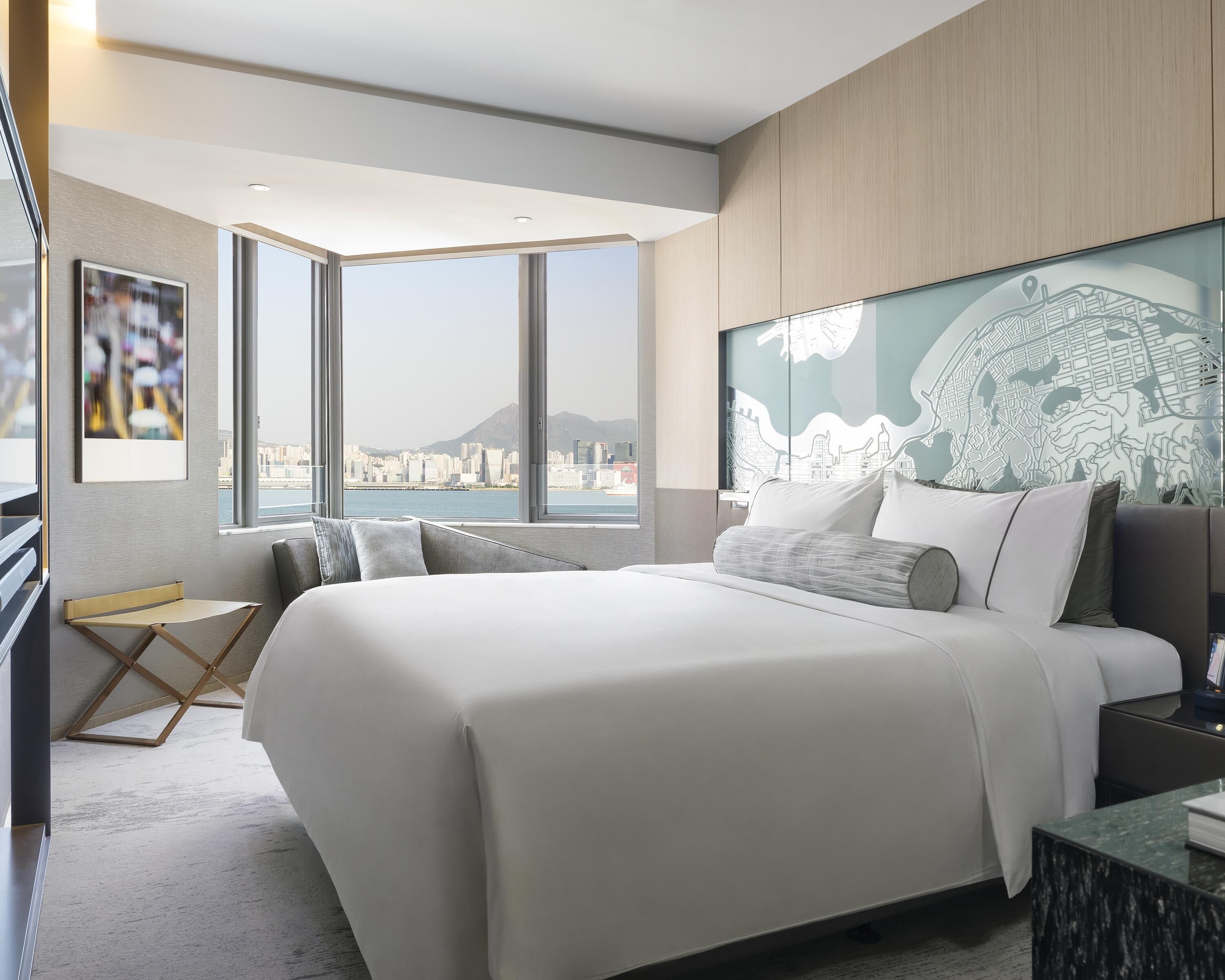 客房內保險箱、布置獨特、書桌、筆電工作空間