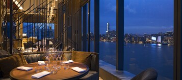 3 restaurants, breakfast served