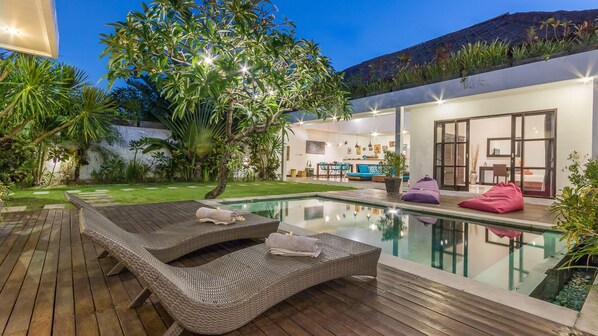 حمّام سباحة خارجي