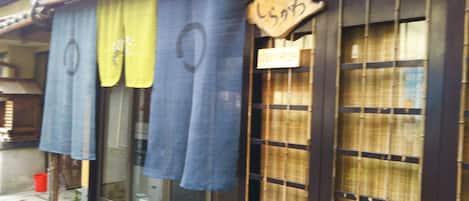 Majoituspaikan sisäänkäynti