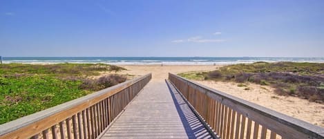 Sulla spiaggia, lettini da mare, teli da spiaggia