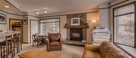 Fernseher, Kamin, Stereoanlage