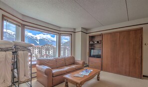 Fernseher, Kamin, Stereoanlage