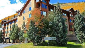 Un hôtel à plusieurs étages doté d’une architecture moderne, avec une entrée imposante et une enseigne indiquant son nom.