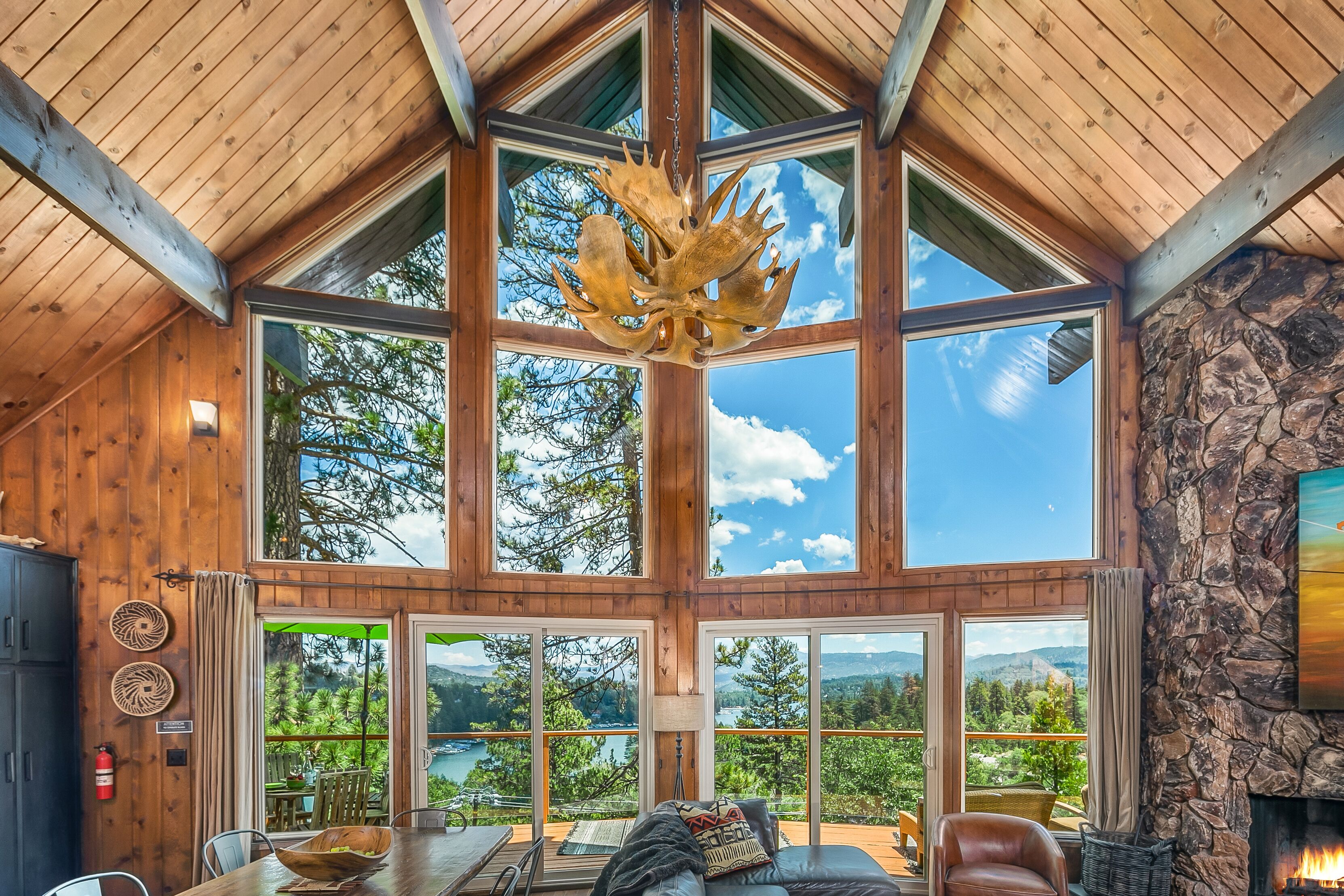 Twin Bay Lodge, Epic Lake Views, Lake Access & Central AC