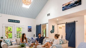 Una sala de estar acogedora con un conjunto de sofá, una mesa de centro y una estantería.