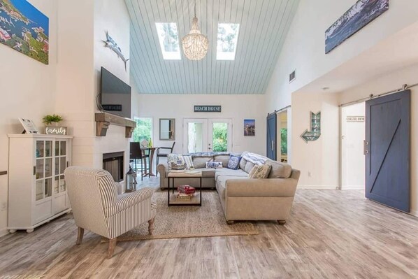 Smart TV, Netflix, DVD player, streaming services