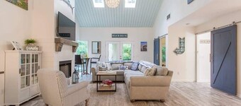 Heated Pool with Swim up Bar Short bike to beach Sea Pines Location