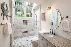 Secador de cabelo, toalhas de banho