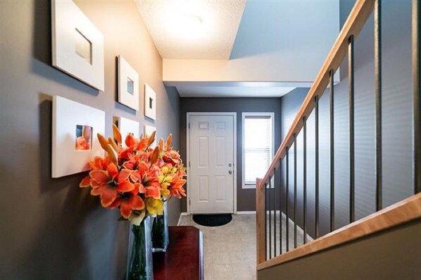 Interior - SUMMERSIDE 3 BEDROOM TOWNHOUSE WITH FREE PARKING (Edmonton)