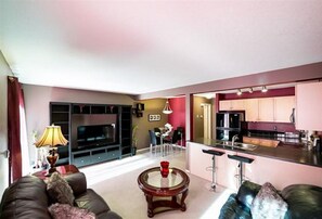 TV, streaming services - SUMMERSIDE 3 BEDROOM TOWNHOUSE WITH FREE PARKING (Edmonton)