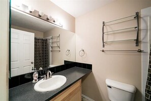 Combined shower/bathtub, hair dryer, towels - SUMMERSIDE 3 BEDROOM TOWNHOUSE WITH FREE PARKING (Edmonton)