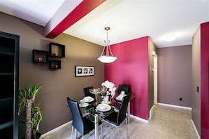 Dining - SUMMERSIDE 3 BEDROOM TOWNHOUSE WITH FREE PARKING (Edmonton)