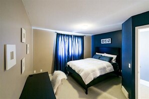 3 bedrooms, iron/ironing board, WiFi, bed sheets - SUMMERSIDE 3 BEDROOM TOWNHOUSE WITH FREE PARKING (Edmonton)