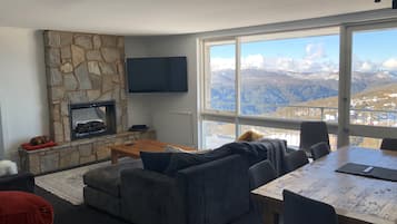 3-Bedroom Apartment (1 Queen, 1 Tri-Bunk, 2 Bunk Beds, 2 Trundles) | Living area | Flat-screen TV