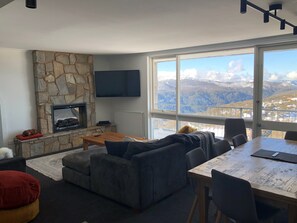 Apartemen, 3 kamar tidur (Q, Tri-Bunk, 2 Bunk Beds, 2 Trundles) | Area keluarga | TV layar datar