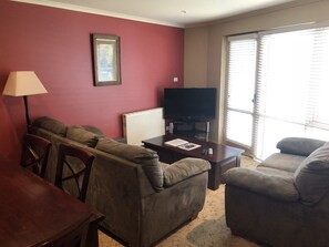 Apartemen, 2 kamar tidur | Area keluarga | TV layar datar dan pemutar DVD