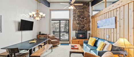 Televisión y chimenea